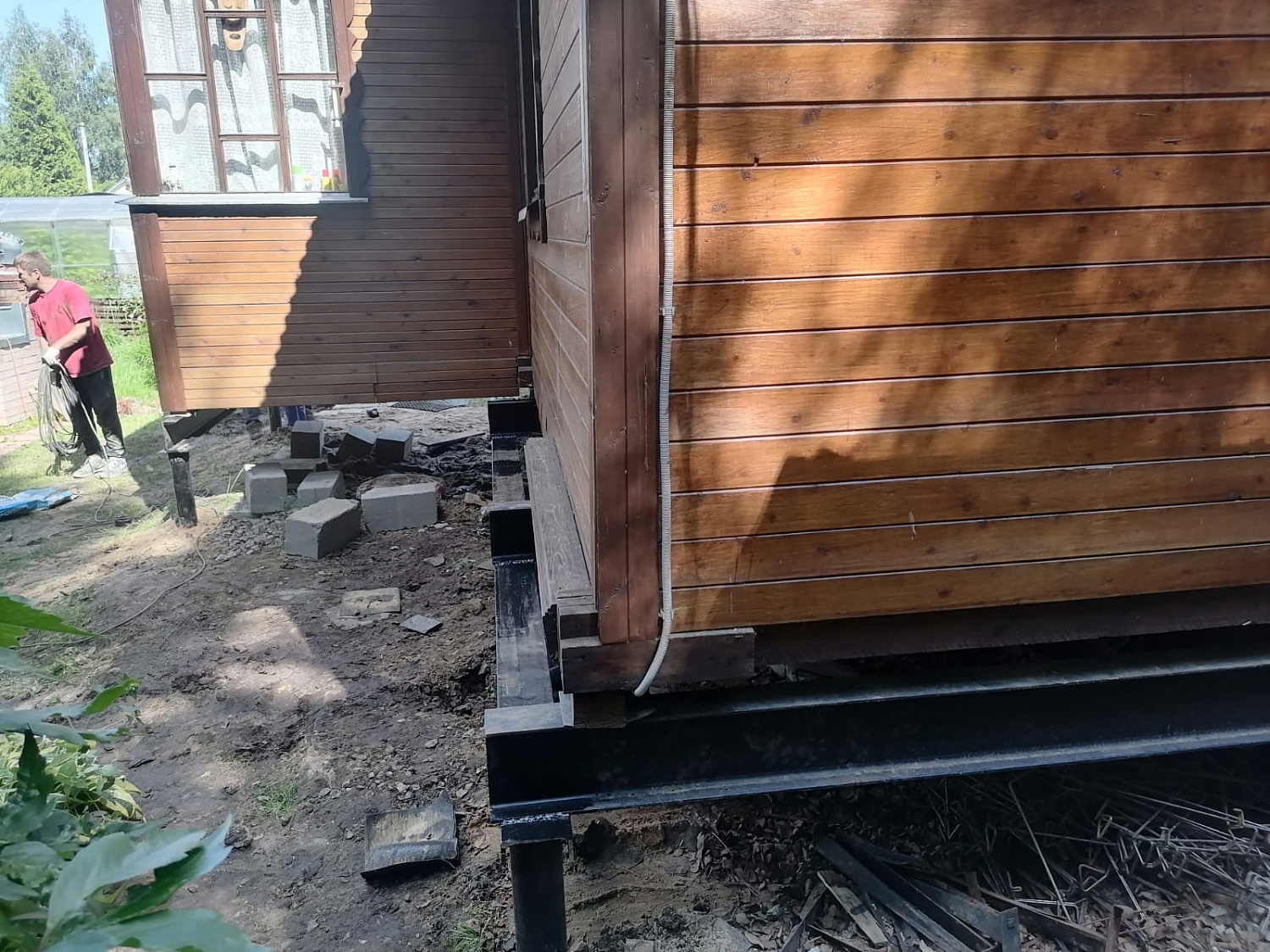 Заменили старый фундамент на винтовые сваи с двутавровой балкой 200мм