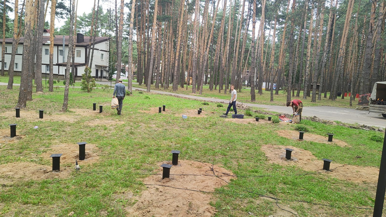 Строительство свайно-винтового фундамента под строительство дома в лесном массиве
