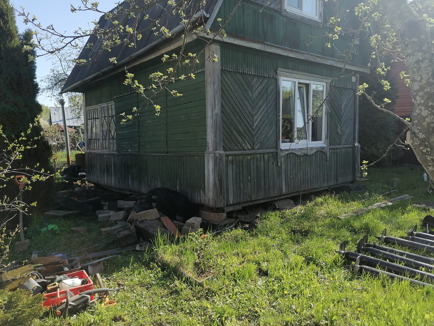 Реконструкция фундамента - подъем дома с покосившимся фундаментом на винтовые сваи + видео процесса